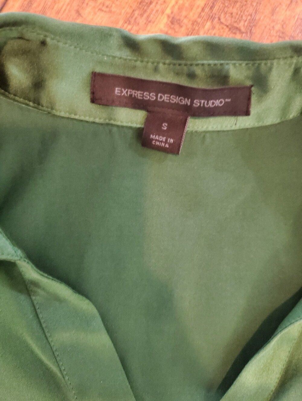 Express Design Studio Green Satin Button Front Blouse Size Small - Picture 2 of 3